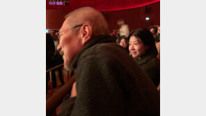 ‘김민희와 득남’ 홍상수, 베를린영화제 포착…송선미와 미소