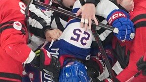 미국-캐나다 아이스하키 육박전… 美, 46년만에 金