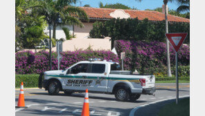 트럼프 사저에 무장 침입 20대男, 총 맞고 숨져