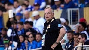  ‘인구 15만명’ 퀴라소 월드컵 이끈 아드보카트, 개막 앞두고 사임