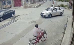 넘어진 노인 부축했는데…중학생에 4600만원 청구, ‘中 논란’