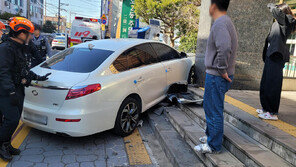 80대 몰던 승용차, 주민센터 돌진…운전자 부상 