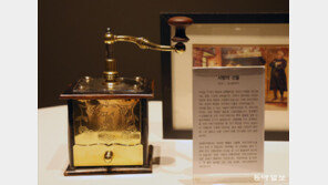 ‘황동’부터 군용·푸조까지 한자리에서 만나는 커피 그라인더 역사!!![청계천 옆 사진관]