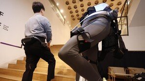 웨어러블 로봇 착용하고 계단 오르기