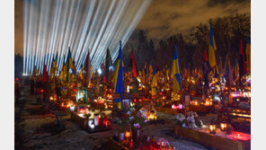 우크라전 4년… 희생자 기리는 ‘추모의 빛’