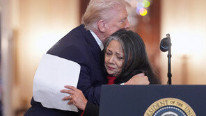 트럼프, 국정연설 앞 “불법체류자에 희생된 천사” 여론전