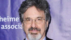 ‘리지 맥과이어’ 배우 로버트 캐러딘 사망…향년 71세