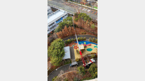 60m 이삿짐 사다리차 어린이 놀이터로 쾅…“큰일날 뻔”