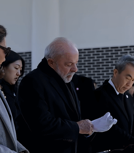 룰라에 제공된 ‘네 손가락 장갑’…“여보 이거 좀 봐요” 감탄