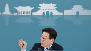 李 “인천공항서 지방공항 이동, 김포 거쳐야 해 오래 걸려” 검토 지시