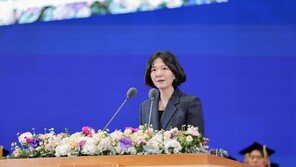 최수연 네이버 대표, 서울대서 졸업 축사… “불확실성 무기는 엉덩이의 힘”