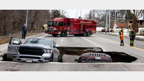 “숨바꼭질 아닙니다” 싱크홀에 빠진 자동차