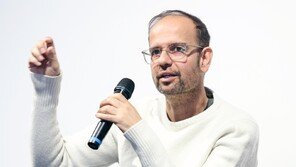 조각 작품에 숨 불어넣는 인간 퍼포먼스