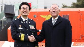 800도 화염 견디는 AI로봇… 정의선 “소방관 지키는 팀원 되길”