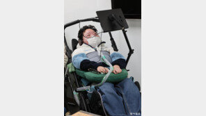 움직일 수 있는 건 두 눈뿐… 안구 마우스로 반년 만에 완성한 웹툰