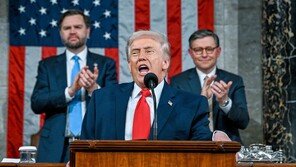 1시간48분 최장 자화자찬 트럼프 “더 나쁜 무역합의 가능” 압박