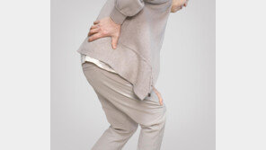 “가방 한쪽으로만 메시나요”…평생 통증 ‘이 질환’ 위험↑