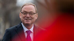 백악관 “임시관세 15% 인상 계속 논의…기존 협상에 달려”