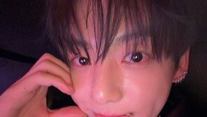 ‘3월 컴백’ BTS 정국, 충혈된 눈·손하트 셀카 “열심히 할 것”