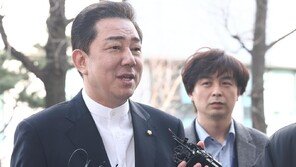 김병기 첫 경찰 출석…“의혹 말끔히 해소해 명예 회복할 것”