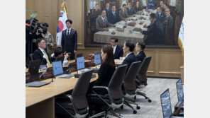이창용 ‘굳은 표정’ 입장…금통위, 기준금리 ‘6연속 동결’ 유력