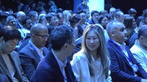 ‘케데헌’과 문 연 美 갤럭시 언팩…매기 강이 무대 연출 맡았다