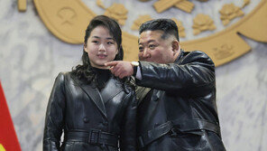 北 열병식에 김주애 등장…김정은과 같은 가죽외투 입어