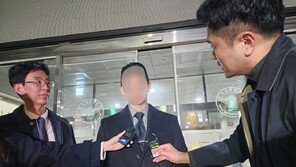 ‘대학 편입·취업 특혜 의혹’ 김병기 차남 경찰 조사 종료…13시간여 만