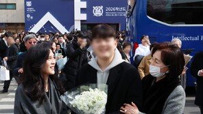 이부진, 아들 서울대 입학식 찾아 환한 미소…홍라희도 함께 