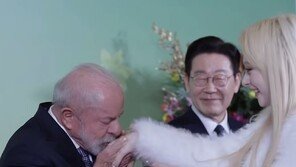 블랙스완 가비, 청와대 만찬 참석…브라질 대통령 손등 키스 ‘화제’