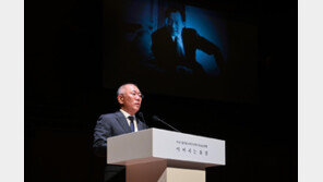 “뭘 망설여, 해봐!” 정주영 서거 25주기 추모 음악회서 할아버지 추억한 정의선