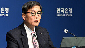 올 성장률 전망 2%로 올린 韓銀, 양극화엔 경고음