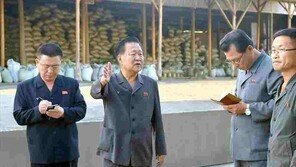 ‘부화방탕 대명사’ 북한 2인자 최룡해의 퇴장  [주성하의 ‘北토크’]