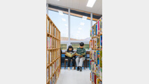 ‘미술 특화’ 도서관으로 새 단장… 화집-팝업북 등 100여권 별도 비치[작은 도서관에 날개를]