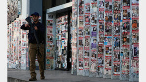 실종자 사진 빼곡한 멕시코 건물벽… 마약왕 사살 후 치안 더 불안