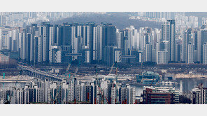 “다주택 매물 쌓여 8억 낮추기도, 강남권 집값 하락 4월까지 갈듯”