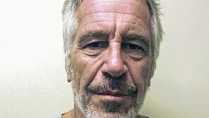 엡스타인 사망, 언론보다 38분 먼저 올린 익명 글…FBI 끝내 못 찾았다