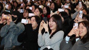 대학 새내기들 교수들 축하공연에 열광