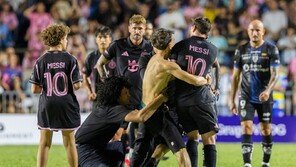 ‘축구의 신’ 메시, 경기 중 난입한 관중 때문에 쓰러져