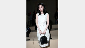 ‘인간 프라다’ 카리나, 밀라노 패션위크서 재주목