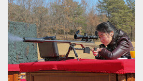 ‘총 쏘는 13세 김주애’ 단독샷 이례적 공개…또 가죽점퍼