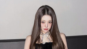 장원영, 인형이야 사람이야? 검은 스타킹 신고 고혹 무드