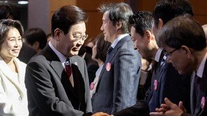 李, 장동혁 만나 대화 없이 두 차례 악수…張 “기념사 듣는 내내 박수 칠 수 없었다”