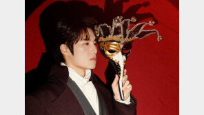 이번엔 무대서 해괴하게 웃는 ‘입이 찢어진 남자’