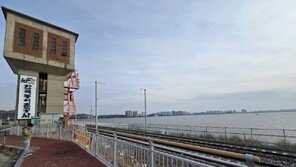 군산 금강하굿둑 인근서 20대 남성 변사체 발견…실종 대학생 추정