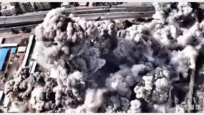 이스라엘, 이란 공습 장면 공개…삽시간에 건물 4개 폭싹