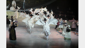 동래학춤에 푹 빠진 관객들…국립부산국악원 삼일절 맞아 기획한 ‘춤바람분데이’ 객석 가득차