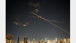 안전자산 금값 4% 뛰고, 위험자산 비트코인 6% 급락