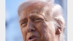 트럼프 “이란 함정 9척 격침…해군 사령부도 거의 파괴”