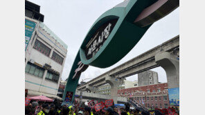 “배신자 용서 안 한데이” vs “왜 쫓아내노”… 보수의 심장 두 동강